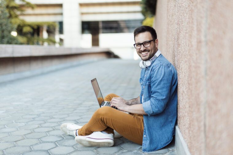 Freelancer pracuje na laptopie na zewnątrz