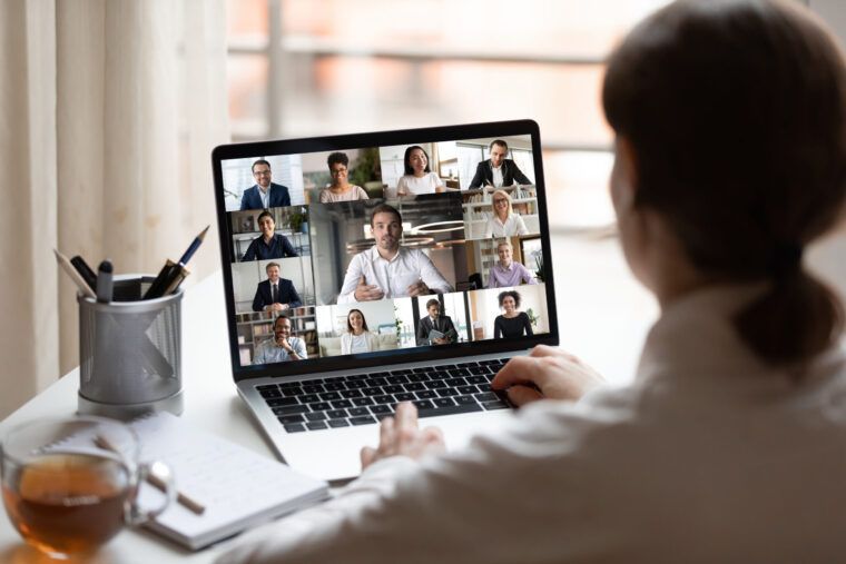 Wideokonferencja z wieloma uczestnikami na ekranie laptopa