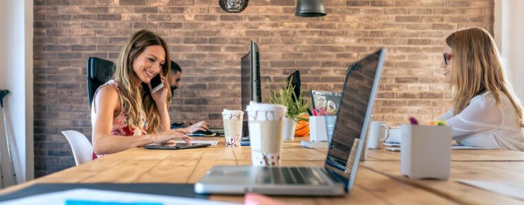 Ludzie pracujący w biurze coworkingowym