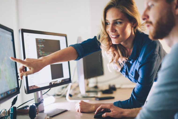 Programiści pracują nad projektem w biurze firmy IT